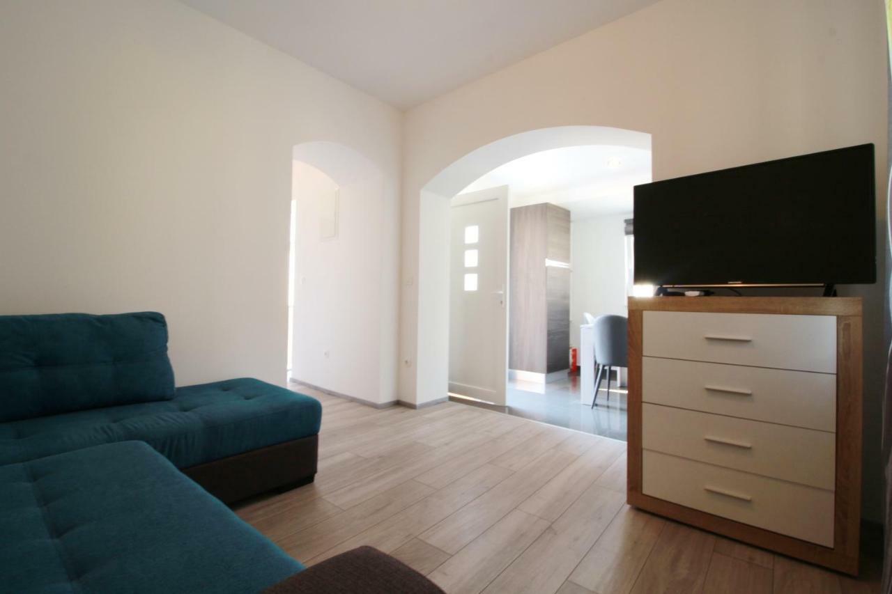 Apartment Sara With Seaview Petrcane Exterior photo